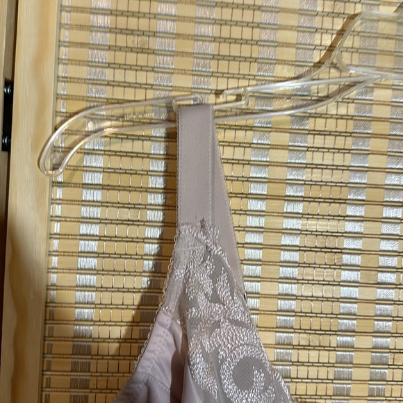 Vanity Fair Bra Cream Lace Mesh Underwire Minimizer Unlined 42D - Picture 5 of 14
